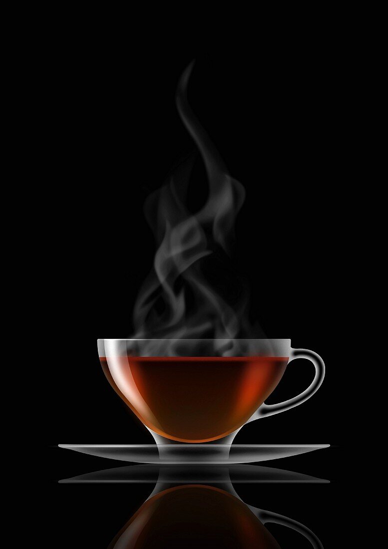 Schwarzer Tee in Glas-Teetasse und Untertasse