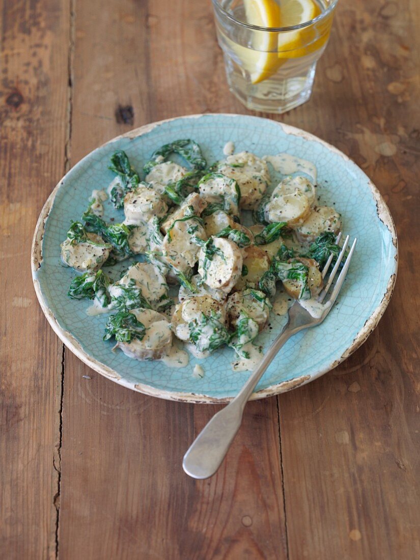 Lauwarmer Kartoffelsalat mit Spinat und Cashewdressing (vegan)