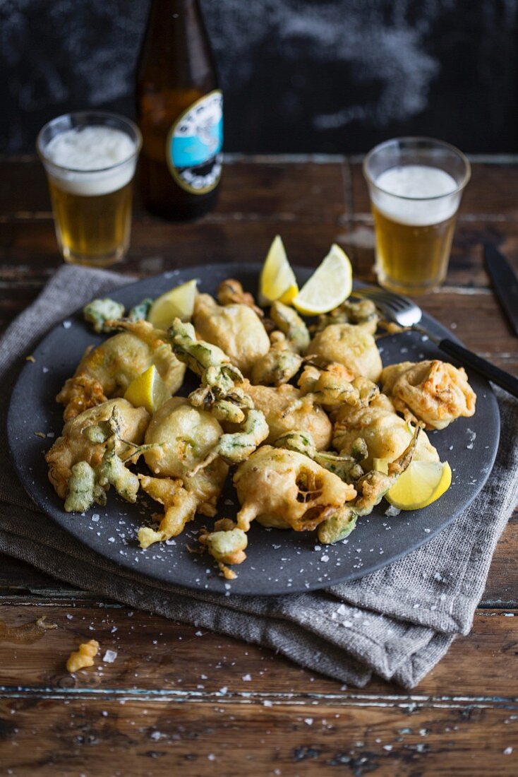 Frittierte gefüllte Zucchiniblüten