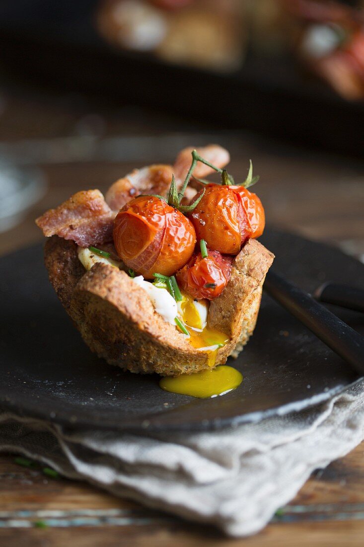 Poached eggs and fried tomatoes in bread nests