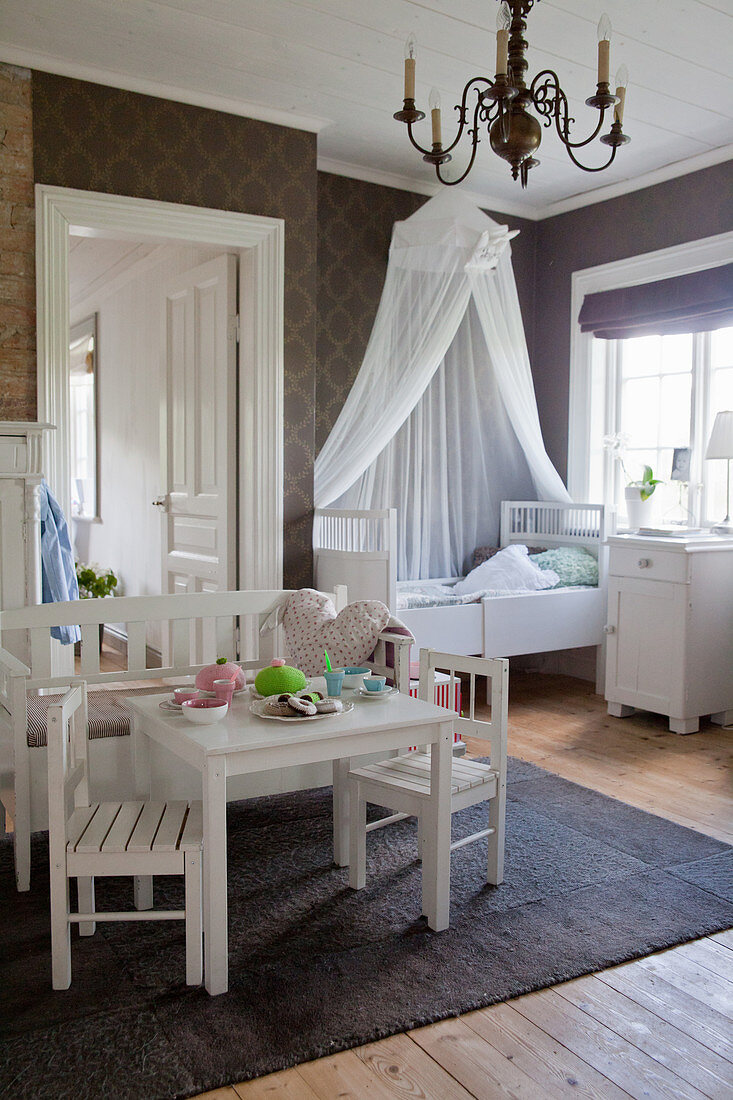 Kinderzimmer im Vintage-Stil mit brauner Tapete