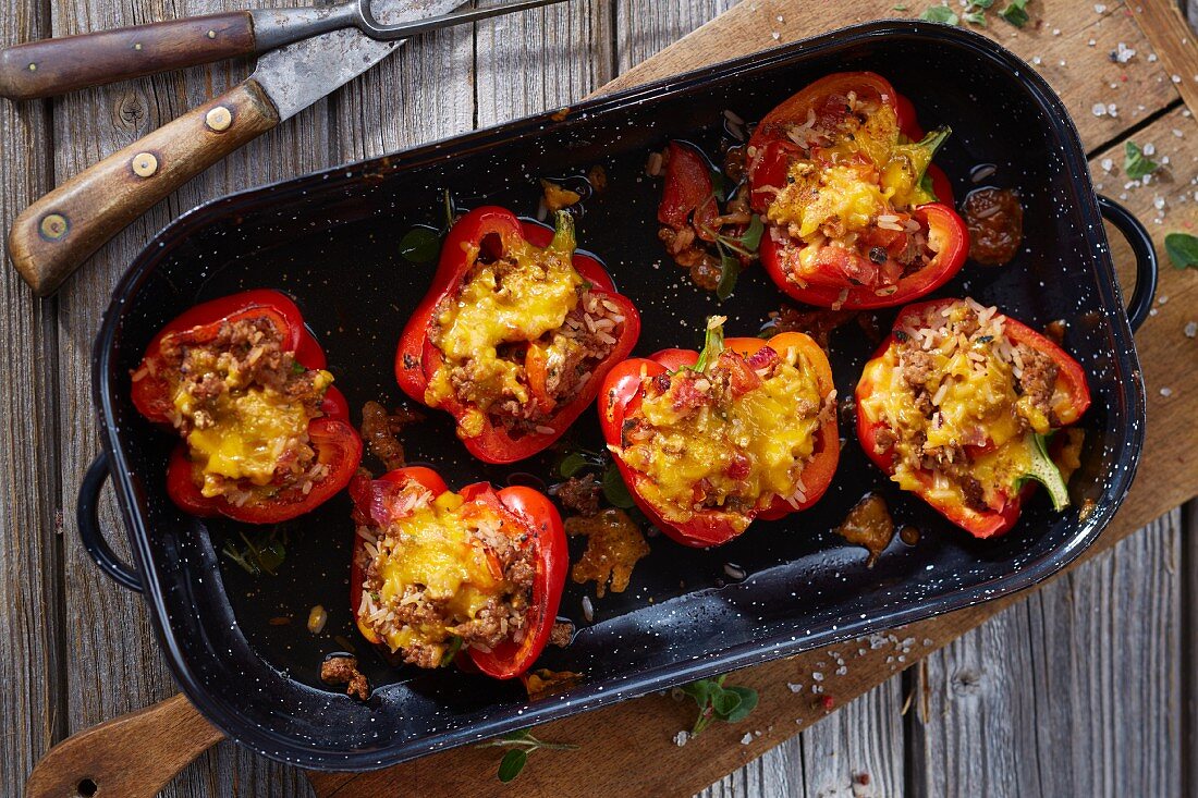 Stuffed peppers in a roasting tin (top view)