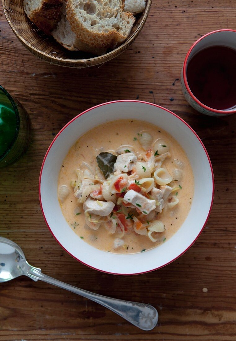 Rote Currysuppe mit Hähnchen und Muschelnudeln