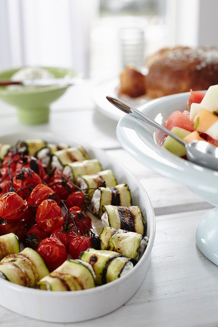 Zucchiniröllchen und gebratene Tomaten zum Brunch