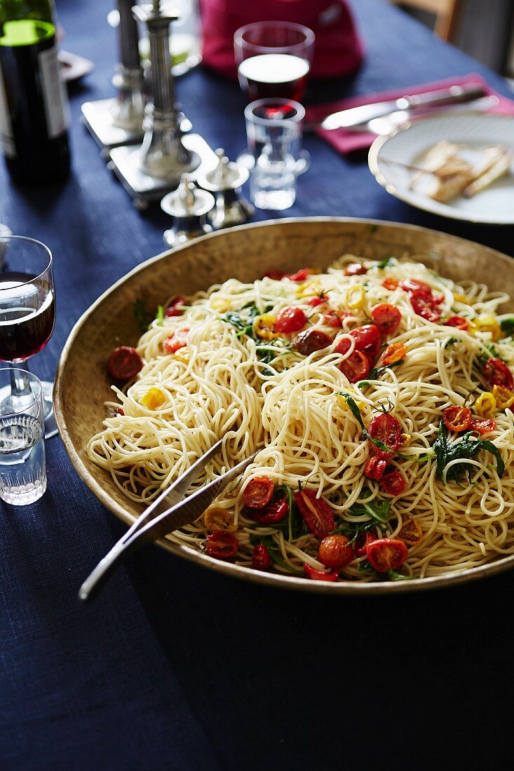 Spaghetti mit Kirschtomaten und Spinat