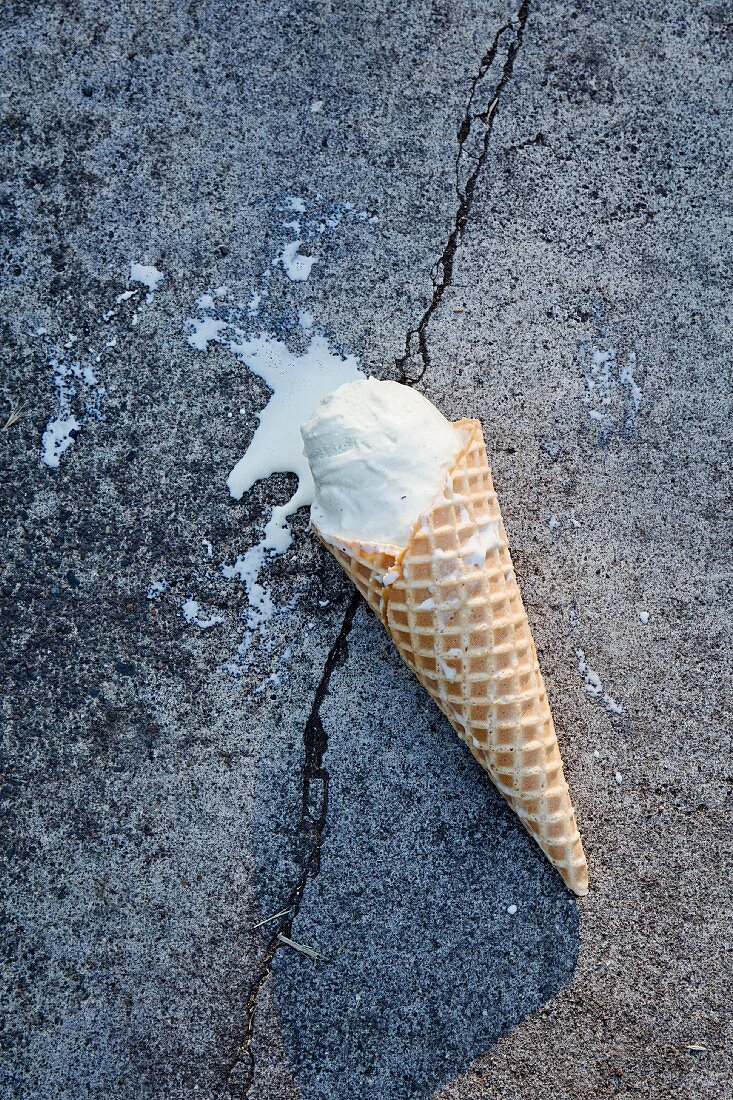 Eiswaffel auf Asphalt (Draufsicht)