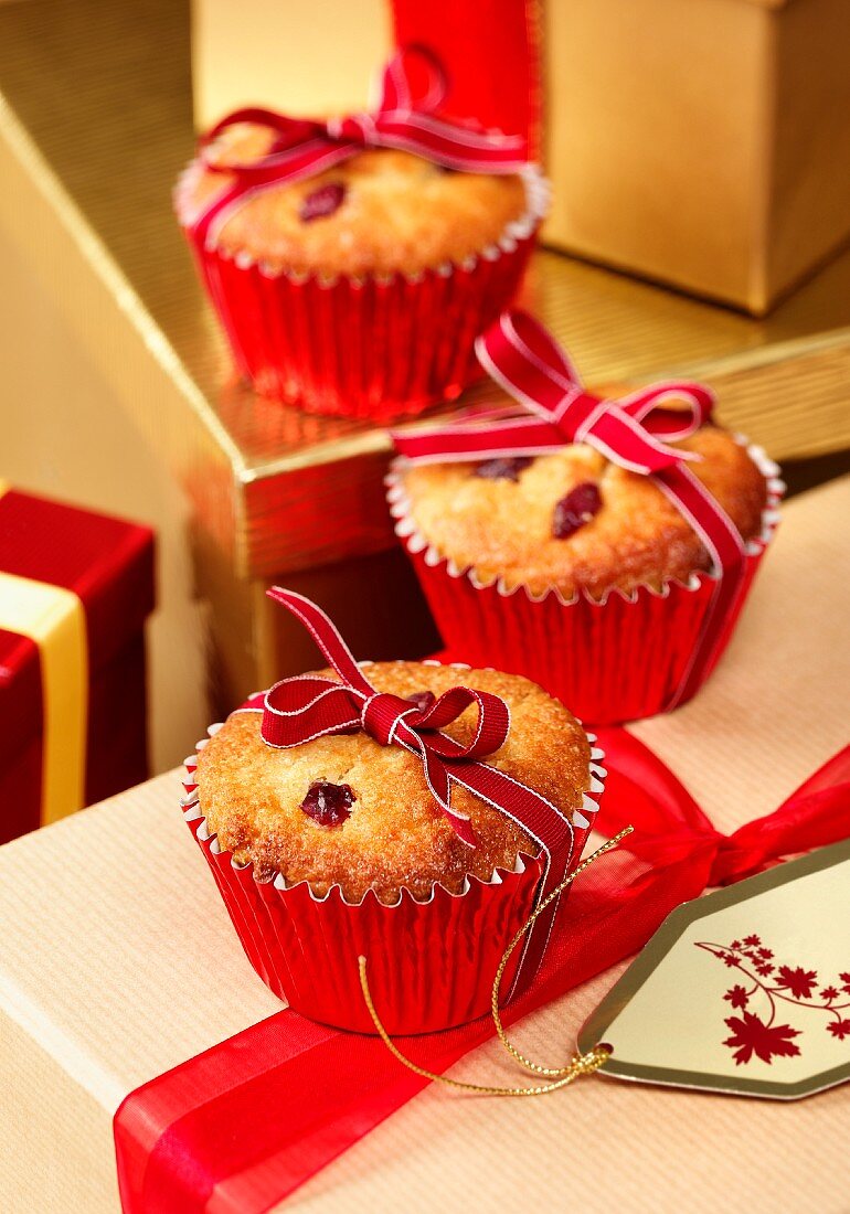 Festlich dekorierte Cranberry-Marzipan-Muffins mit roten Schleifen zu Weihnachten