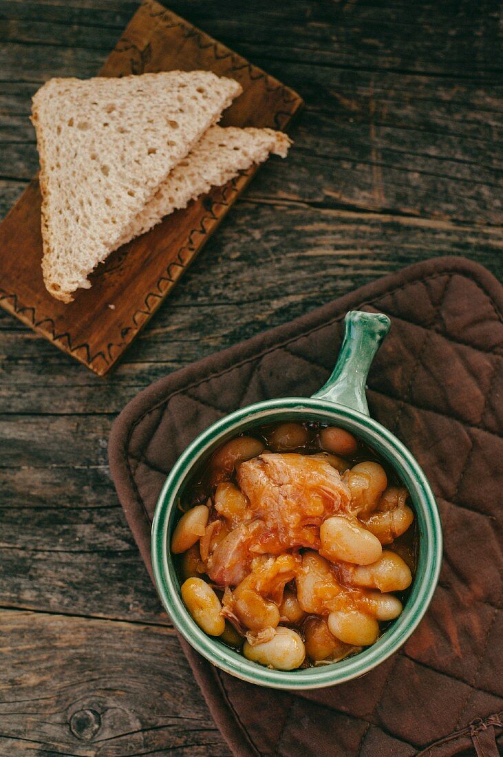 White beans with pork and slices of bread