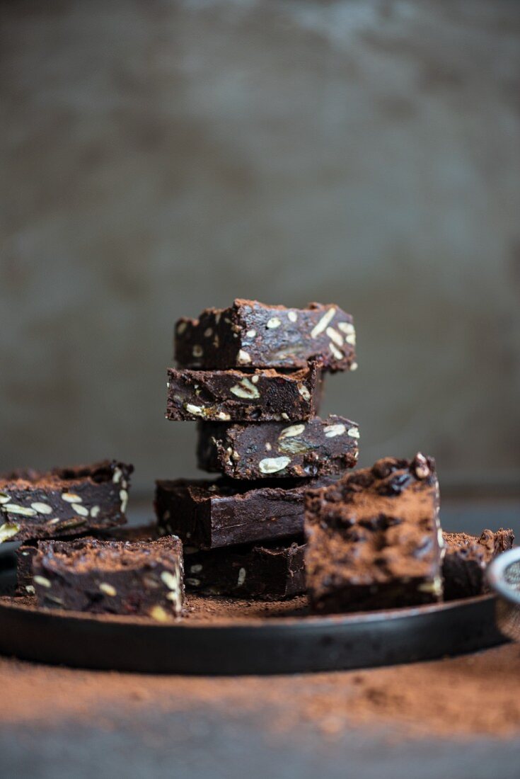 Vegane Schokoladenschnitten mit Kakaopulver