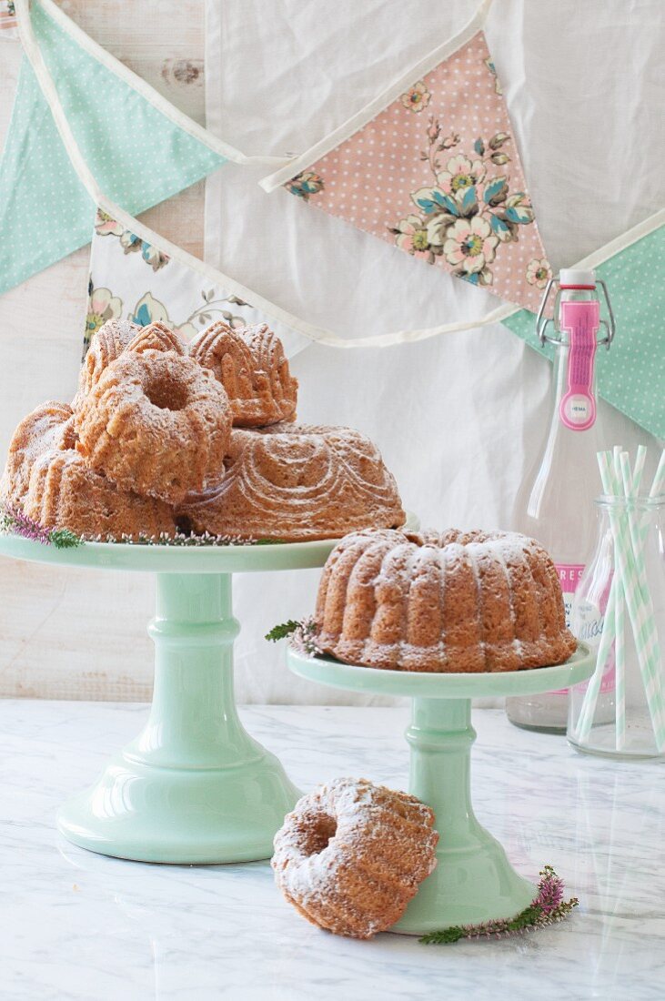 Mini wreath on cake stand