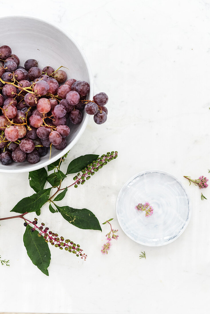 A bowl of grapes