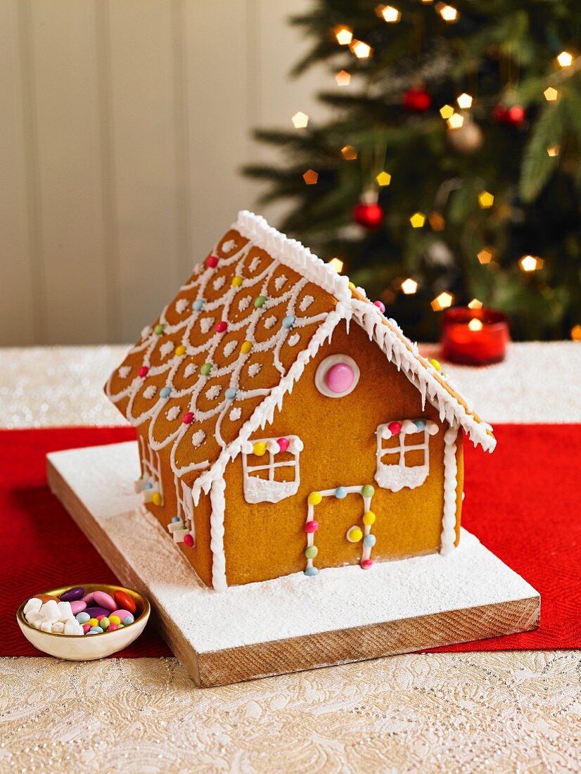 Lebkuchenhaus vor dem Christbaum