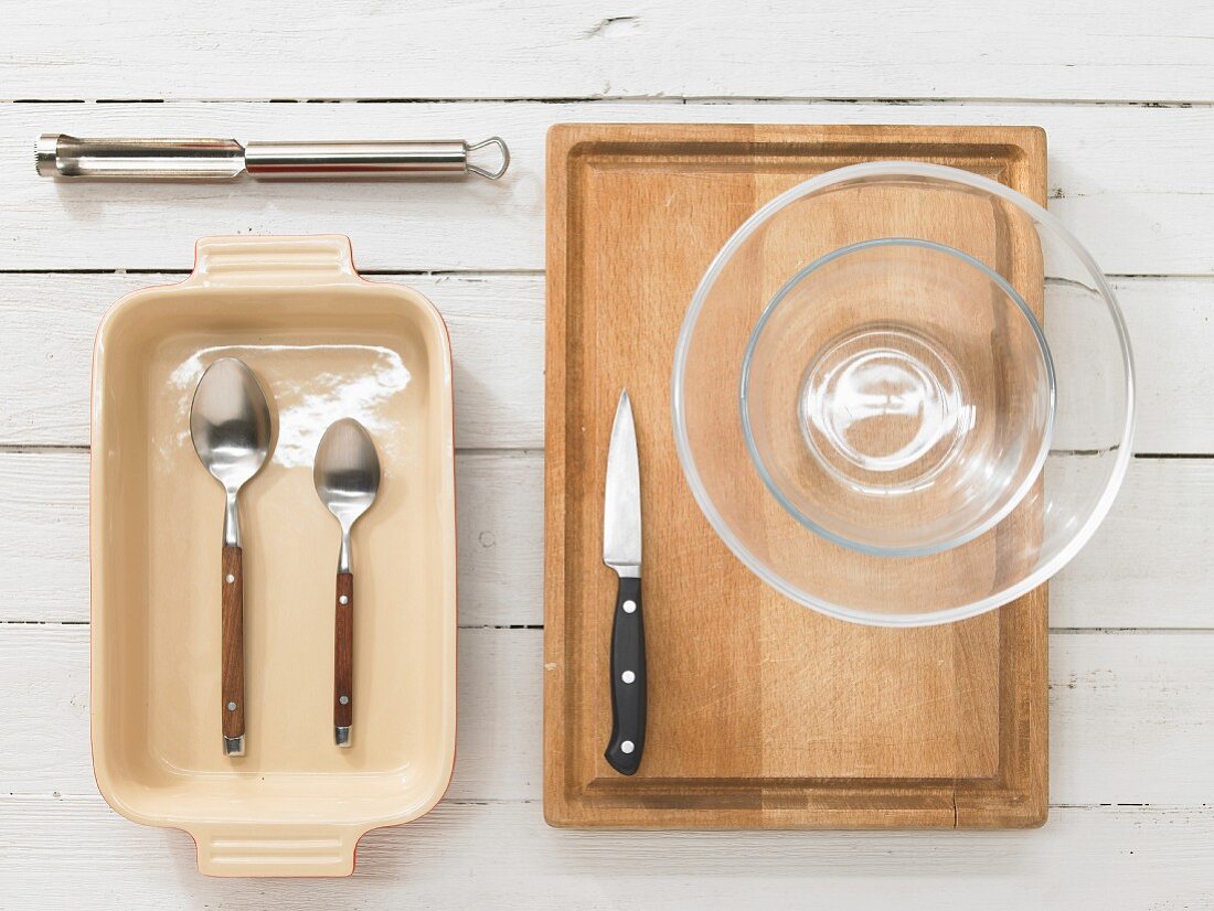 Kitchen utensils for making a baked apple