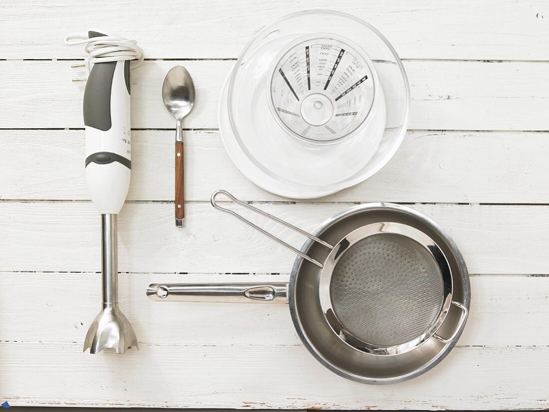 Kitchen utensils for making a kefir dessert