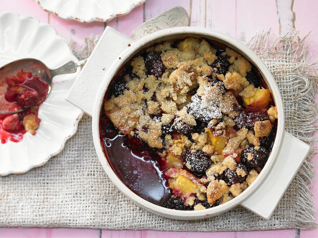 Vollkorn-Brombeer Crumble mit Pfirsich und Ingwer