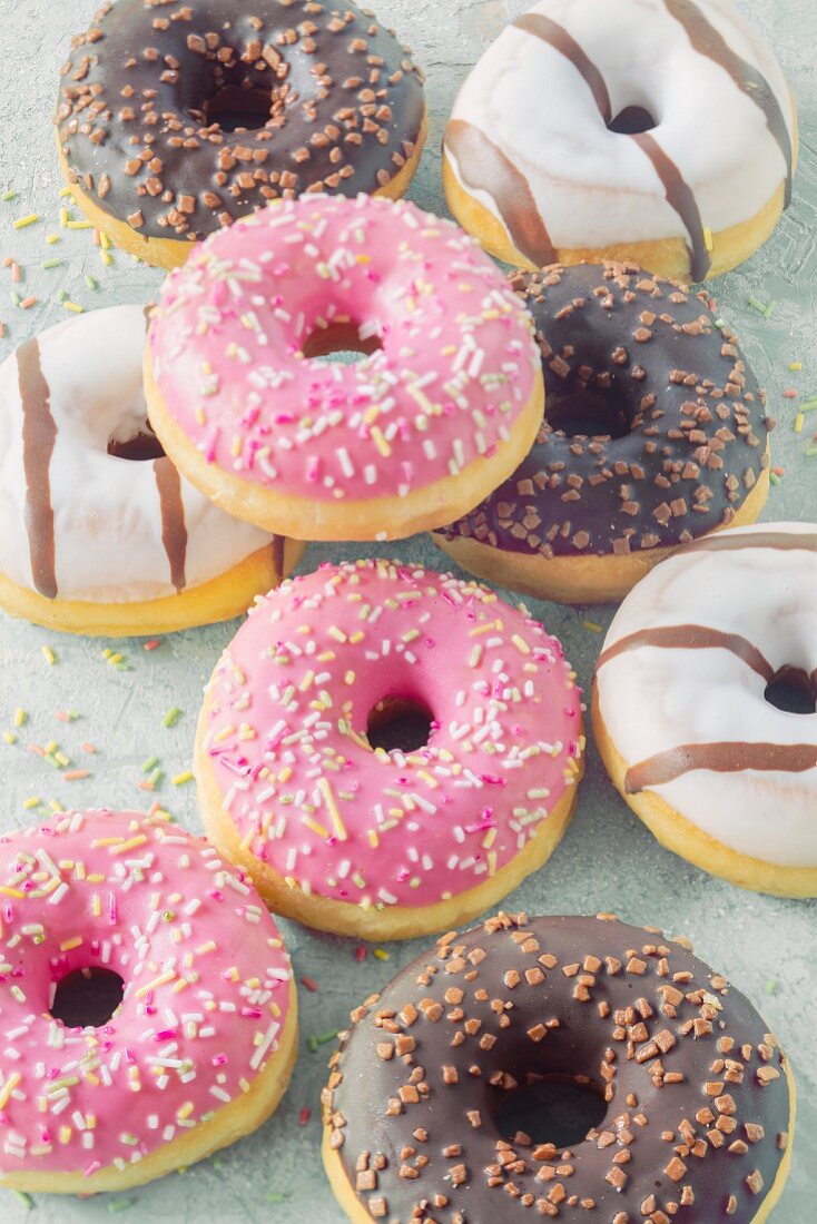 Doughnuts mit verschiedenen Glasuren und Zuckerstreuseln