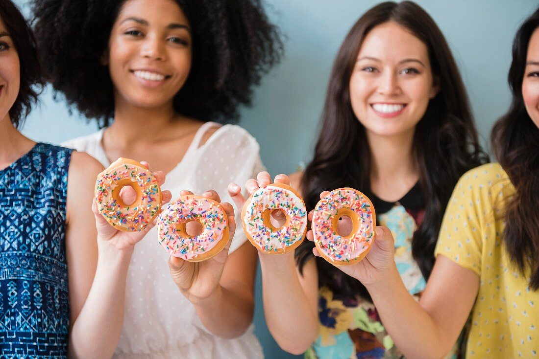 Freundinnen mit Donuts