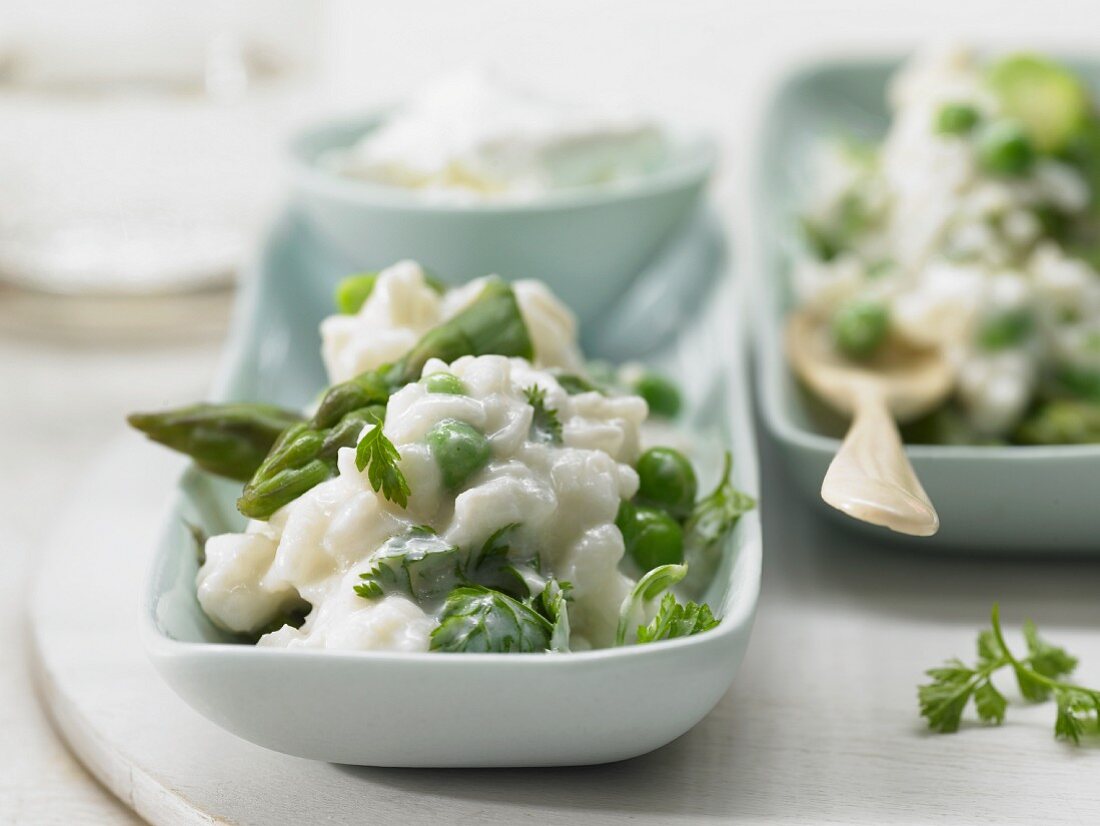 Risotto mit Erbsen, grünem Spargel und Ziegenfrischkäse