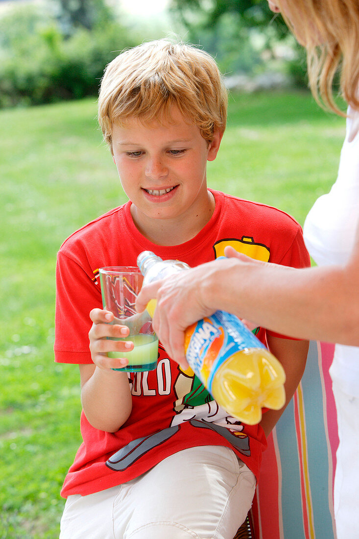 Children drinking soda