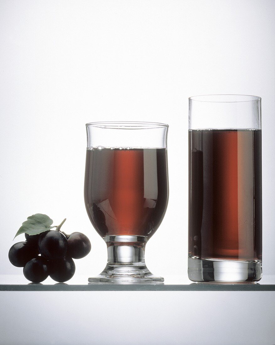 Roter Traubensaft in zwei Gläsern