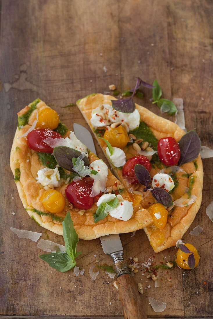 Cloud Bread Pizza (Teig ohne Kohlenhydrate) mit roten und gelben Tomaten