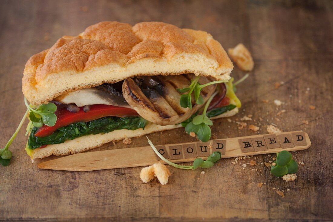 Cloud Bread Sandwich (Brötchen ohne Kohlenhydrate) mit Champignons