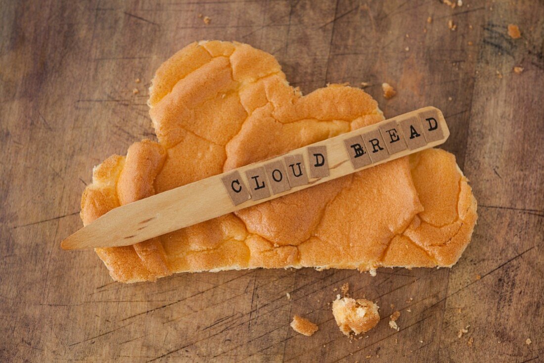 Cloud Bread (Brötchen ohne Kohlenhydrate) auf Holzuntergrund