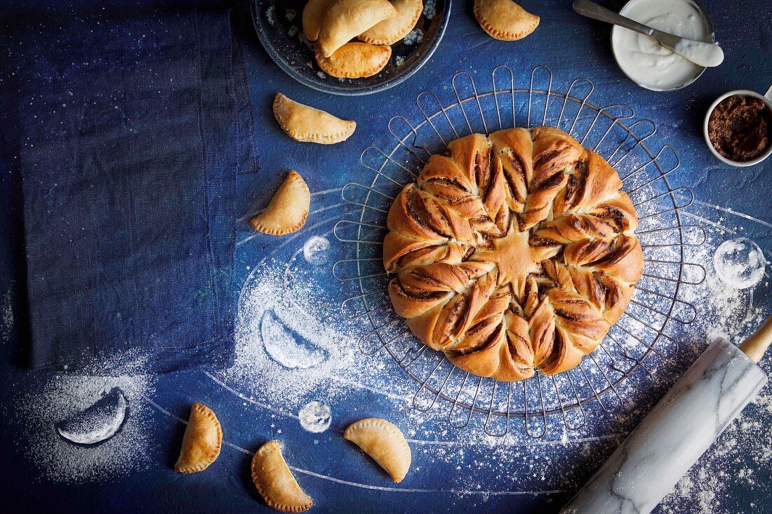 Star bread with six and tapenade with halloumi-filled ptheastries