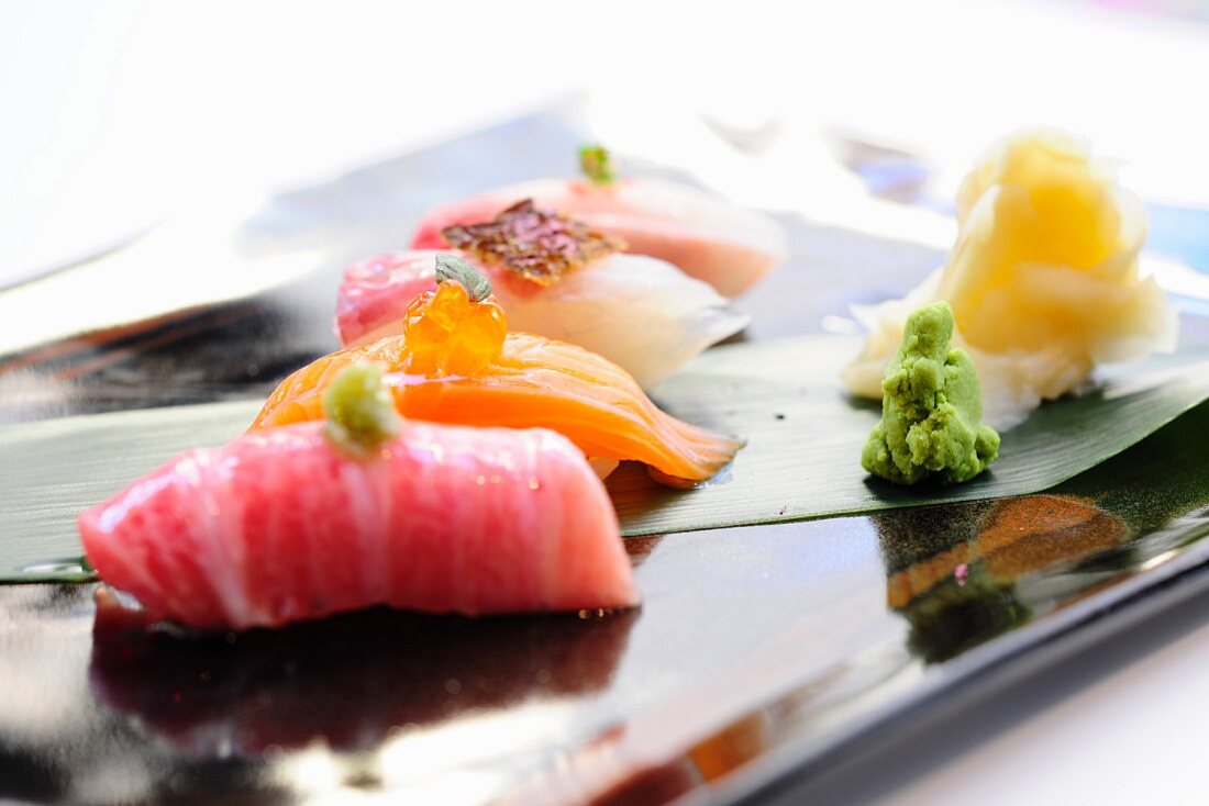 Sushi-Teller mit Wasabi und Ingwer