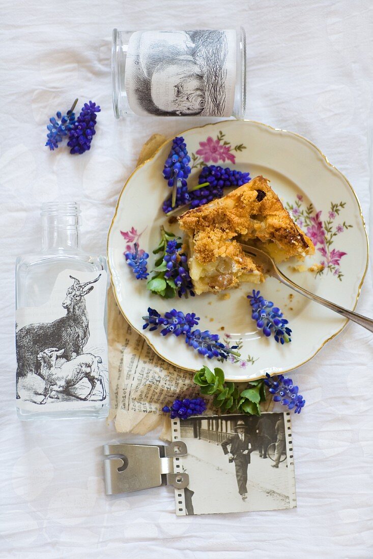 Streuselkuchen mit Traubenhyazinthenblüten dekoriert auf Vintage Teller