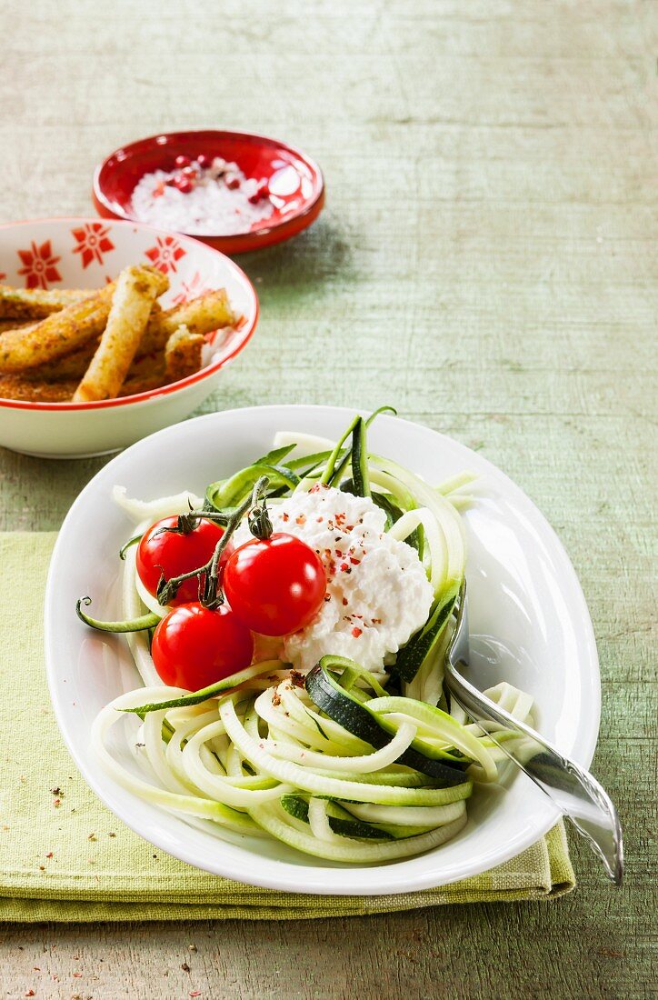 Zucchinispaghetti mit scharfem Hüttenkäse und Tomaten