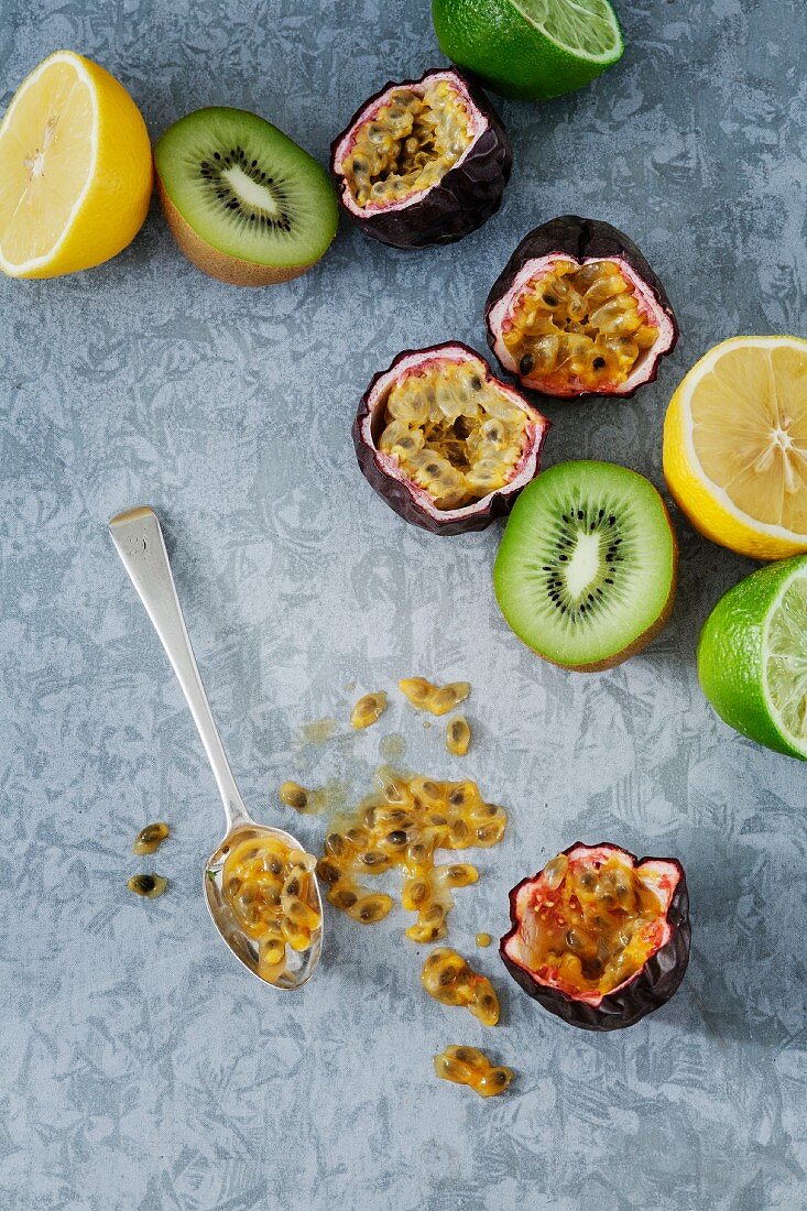 Passionsfrucht, Kiwi, Zitrone und Limetten