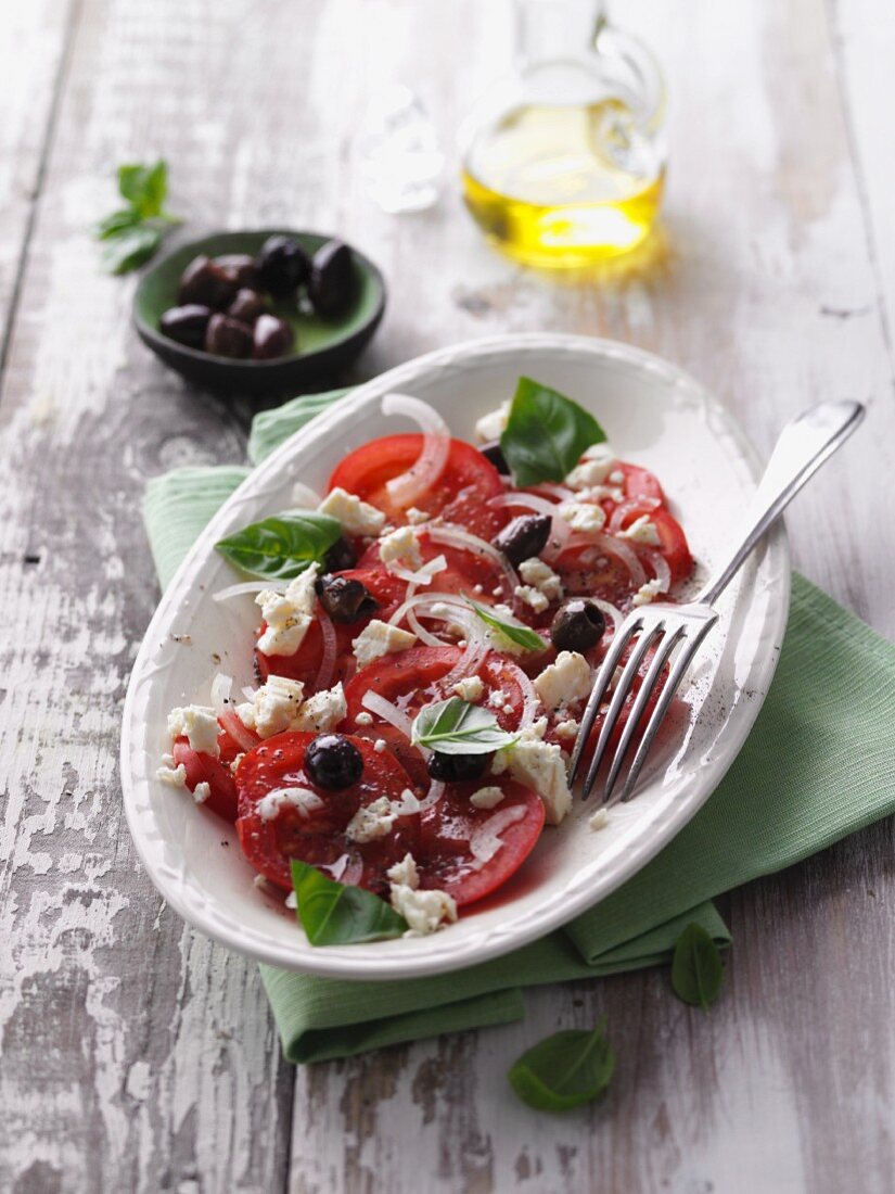 Tomatensalat mit Oliven und Schafskäse