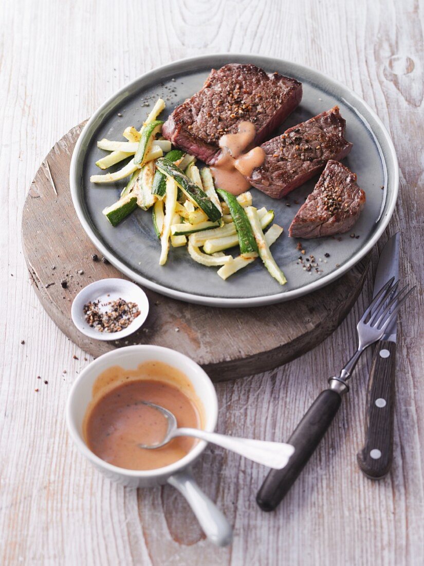 Rumpsteak mit Zucchinistreifen (No Carb)