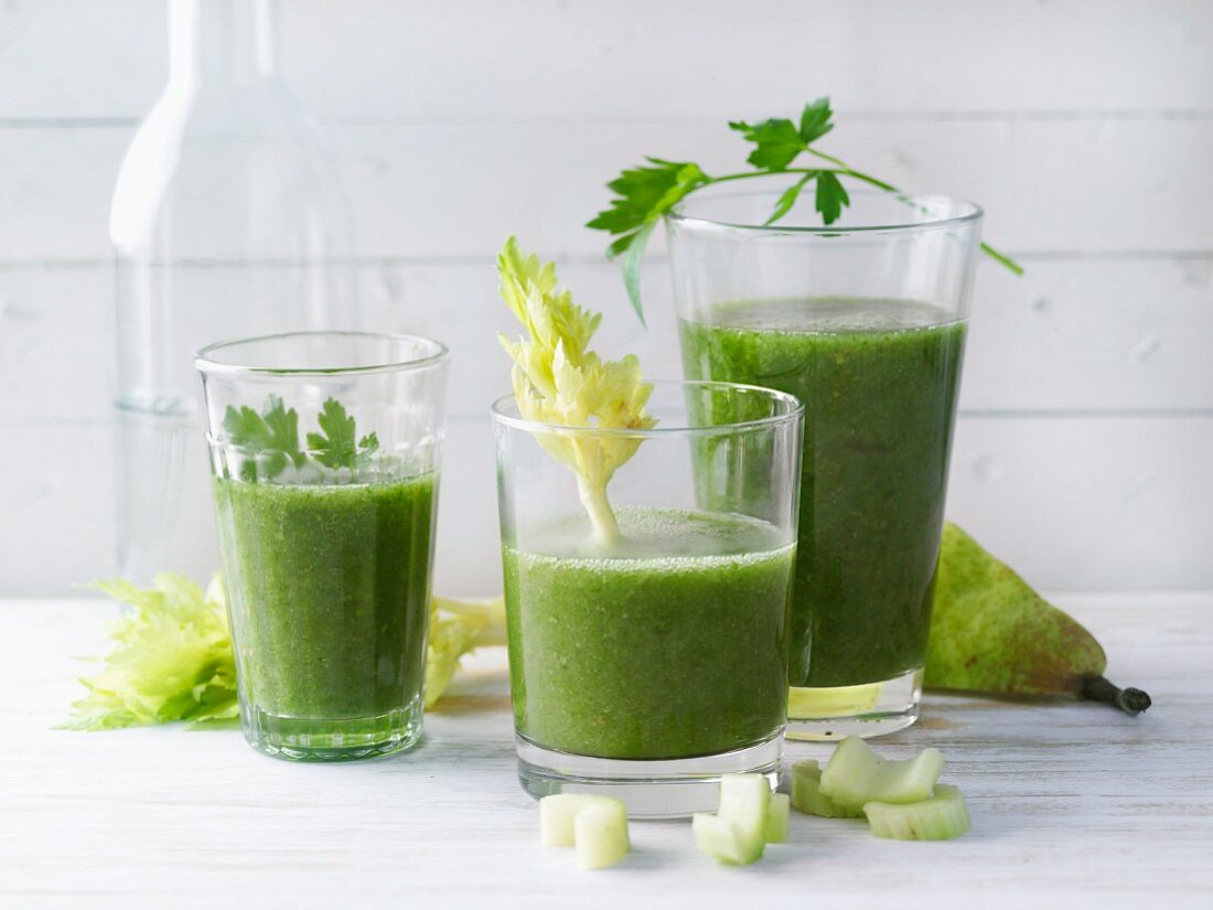 Grüner Detox-Smoothie mit Brennnesseltee