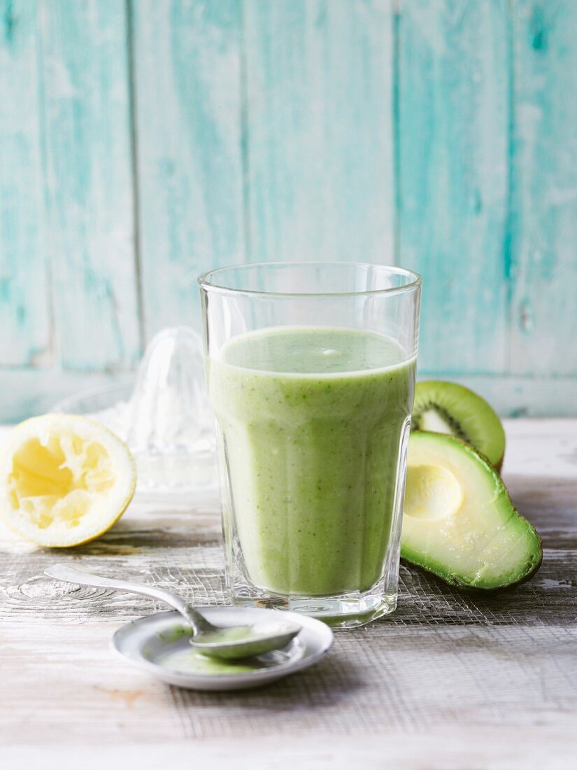A green smoothie with spinach, kiwi, apple and avocado