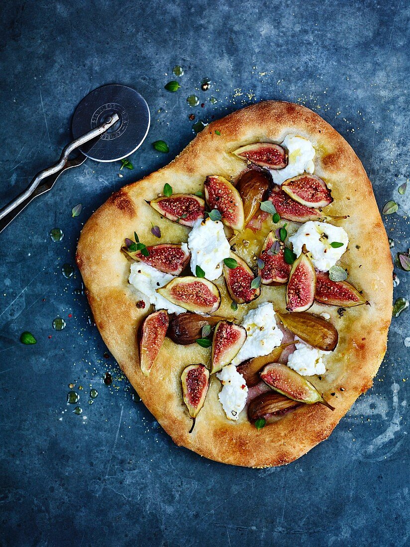 Fig and mascarpone pizza