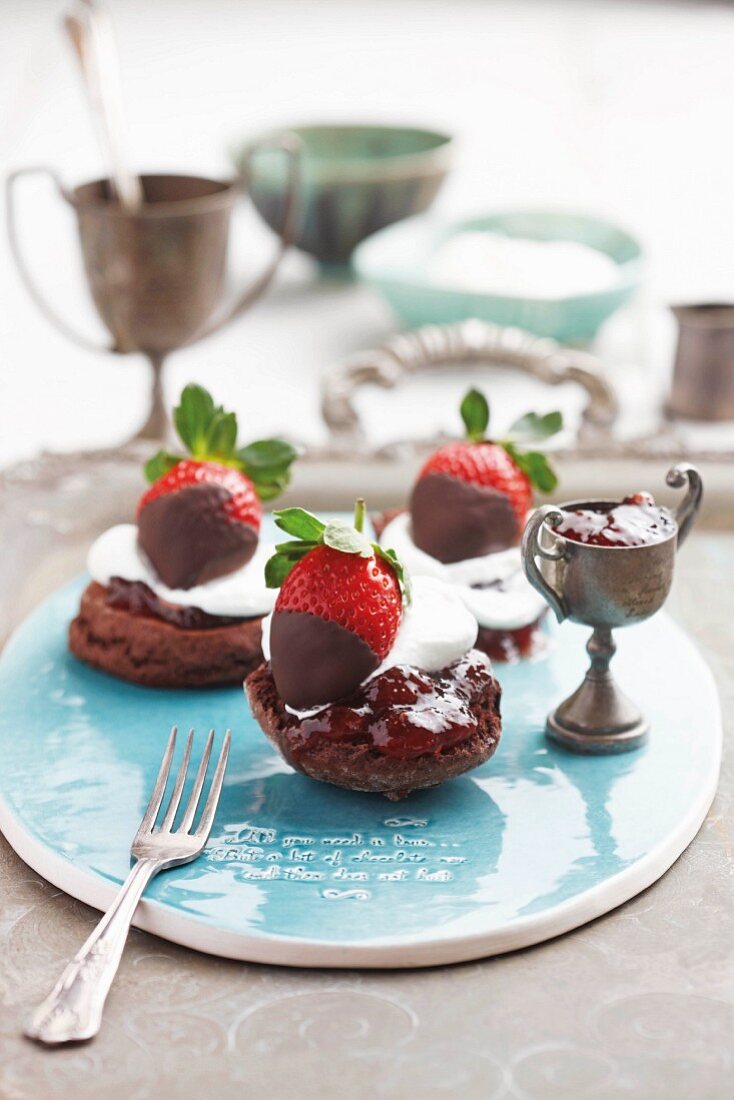 Schokoladen-Scones mit Erdbeermarmelade und Sahneklecks