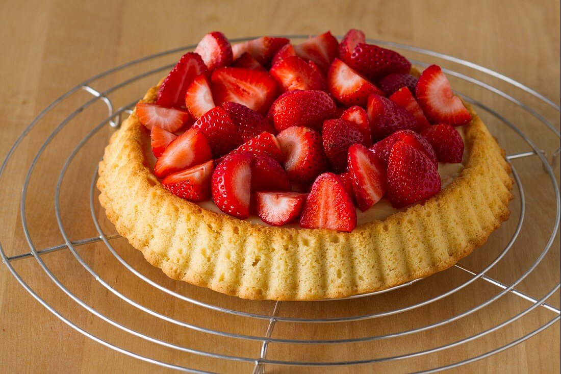 Strawberry tart with vanilla pudding