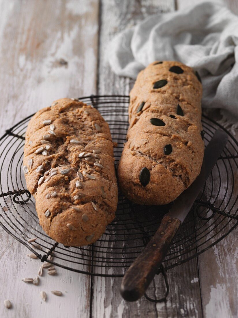 Kohlenhydratarmes Brot auf Abkühlgitter