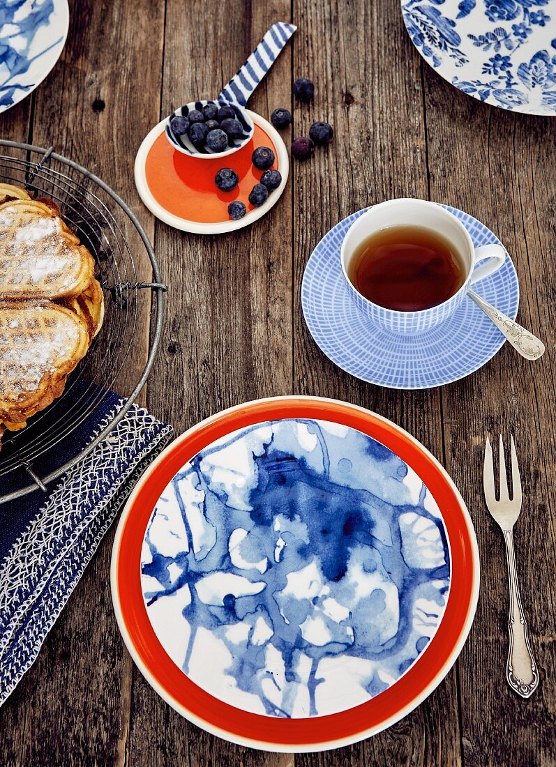 Ostfriesische Teatime mit Waffelherzen, Heidelbeeren und Tee