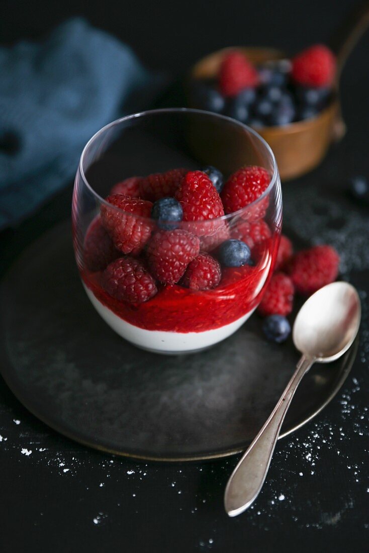 Yoghurt with raspberries and blueberries