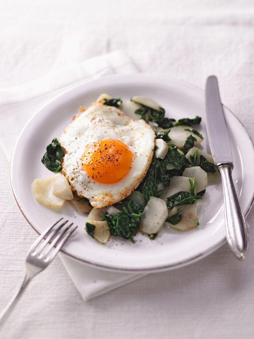Jerusalem artichoke and spinach medley with a fried egg