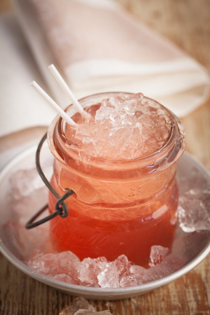 Bubbling Kombucha Cocktail mit Eis