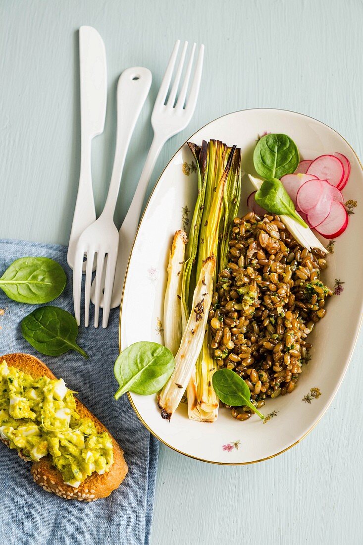 Rye whole grain with leeks and fried asparagus