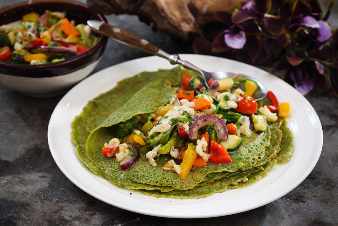 Green crepes with vegetables