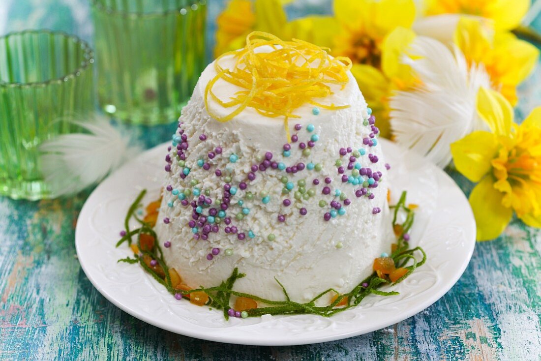 Mini-Frischkäsekuchen verziert mit Zuckerperlen zu Ostern