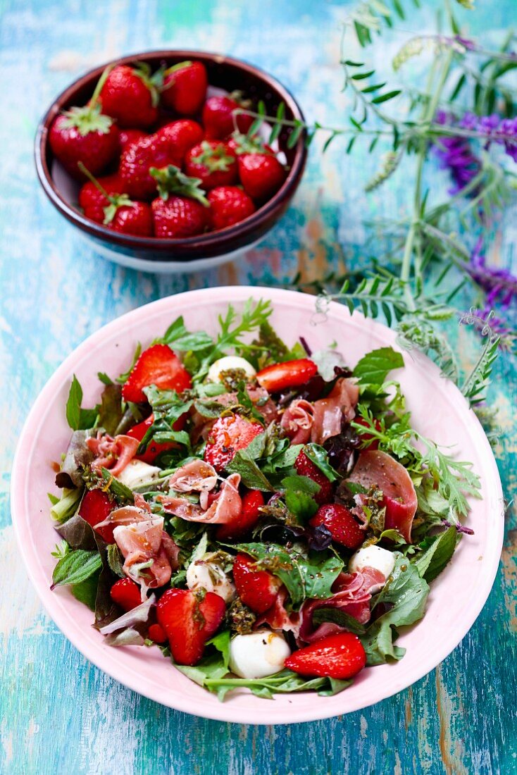 Strawberry salad with ham and mozzarella