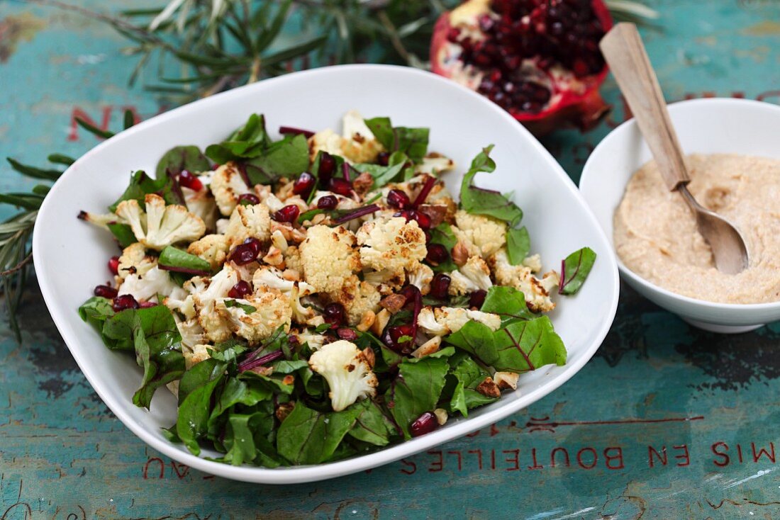 Spinatsalat mit geröstetem Blumenkohl und Granatapfelkernen