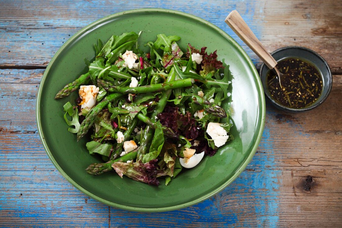 A mixed leaf salad with green asparagus